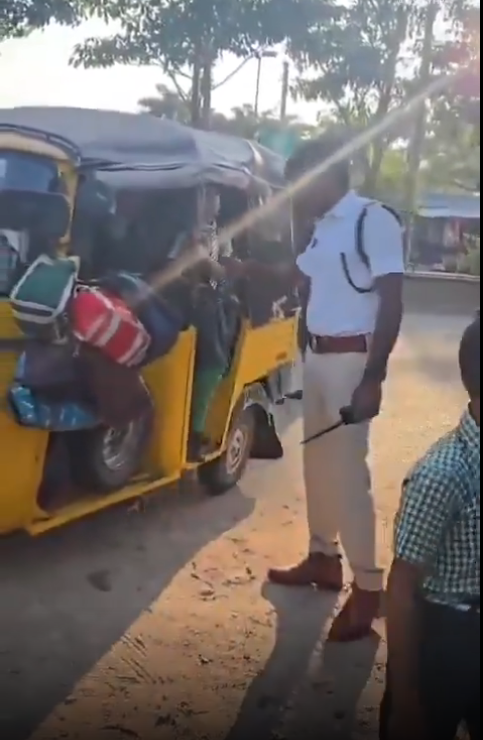 还得是三哥，一个三轮摩托坐二十多人