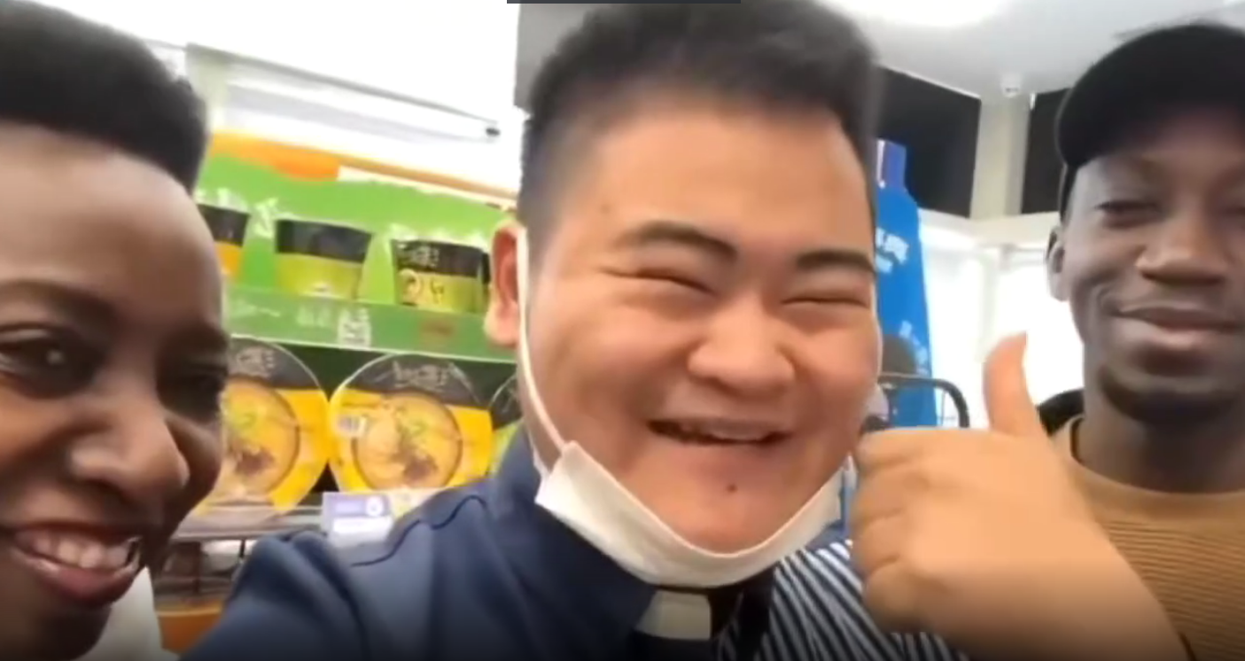 男子当着老黑骂老黑他娘，谁知道老黑懂中国话