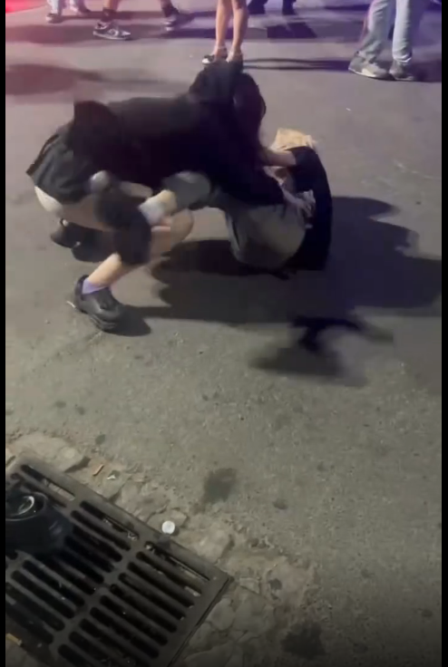 情侣之间因口角当街打架被围观