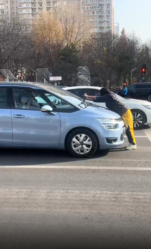 她要雨刷你就给她嘛