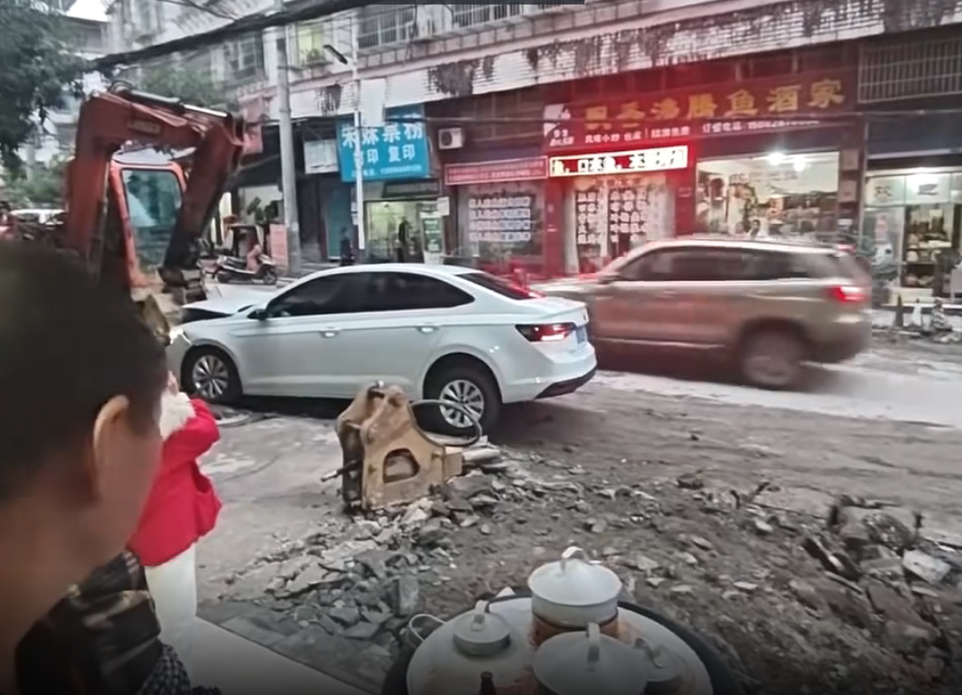 小轿车疯狂对撞挖掘机