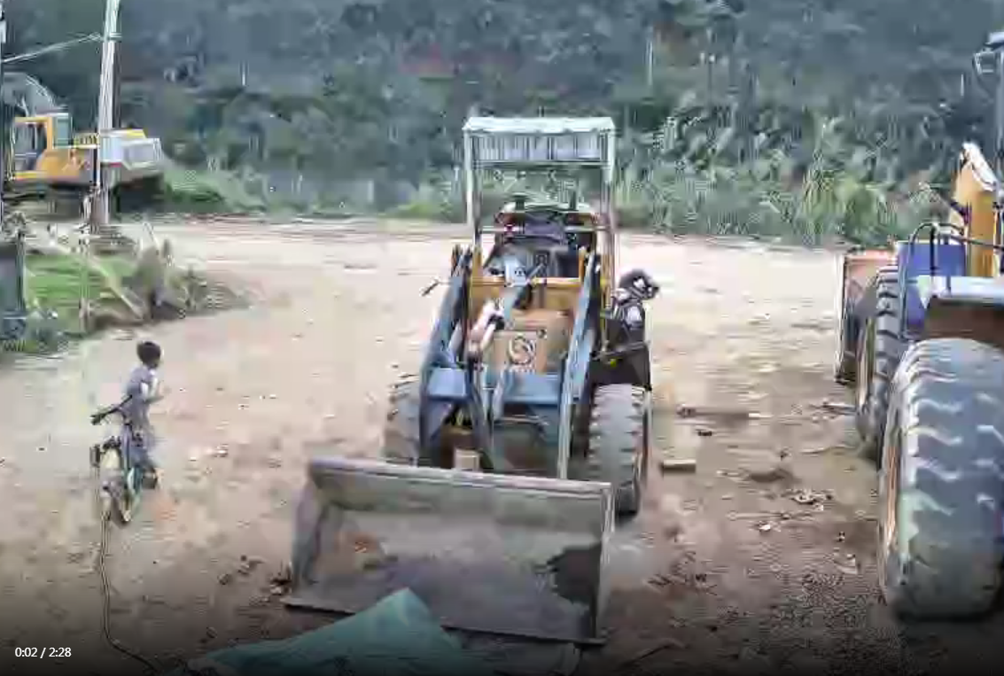 熊孩子偷开挖掘机