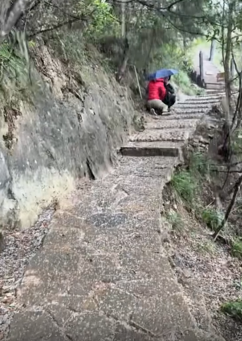 三峡之巅爬山突降冰雹2