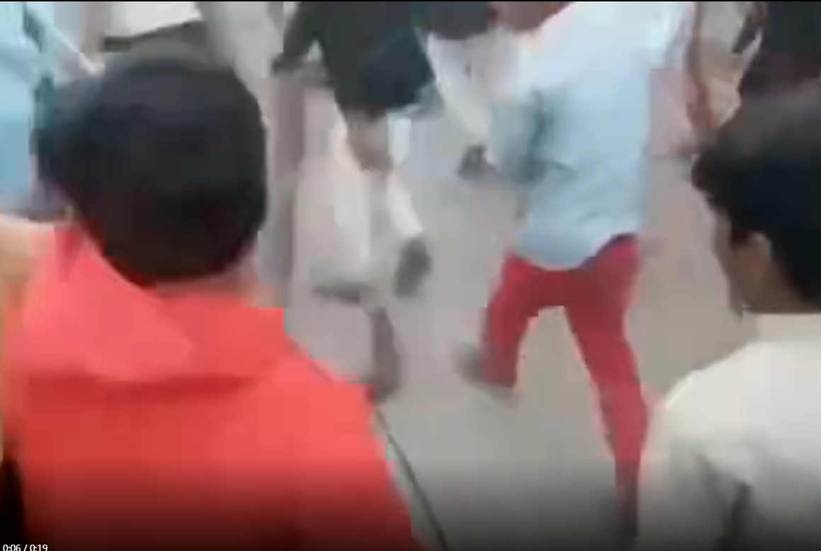 印度强奸犯被众人当街拖行殴打