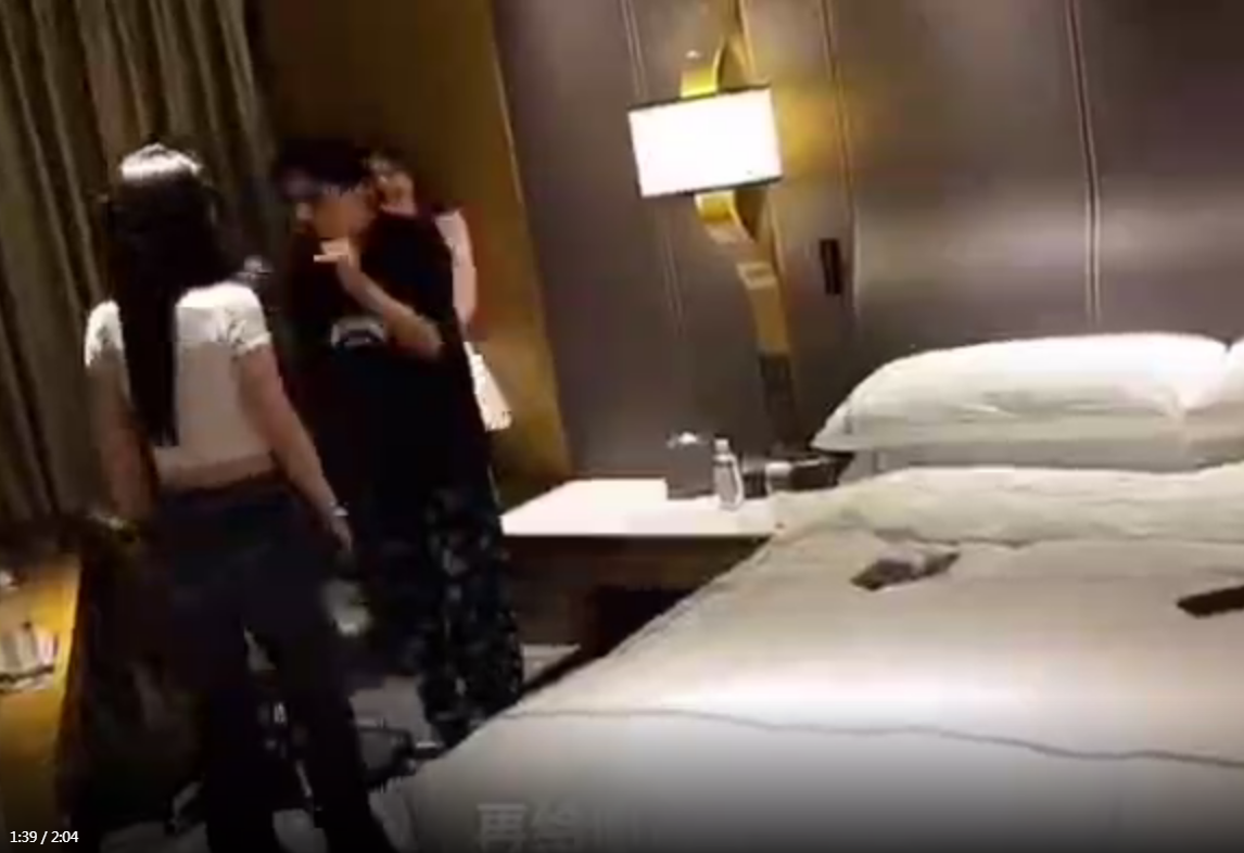 一男子背着老婆在酒店开房，被抓当场