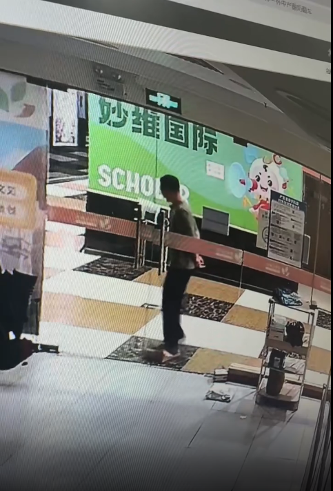 这是心理有病？踩坏别人的快递