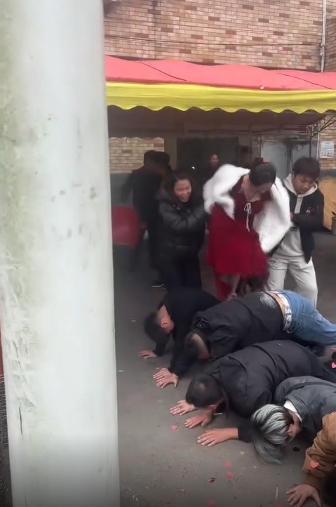 这是哪里的习俗，众人趴下让新娘踩