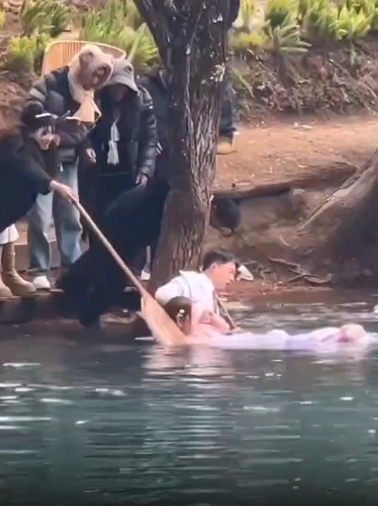 拍婚纱掉河里了，提前鸳鸯戏水