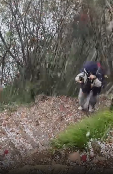 三峡之巅爬山突降冰雹3