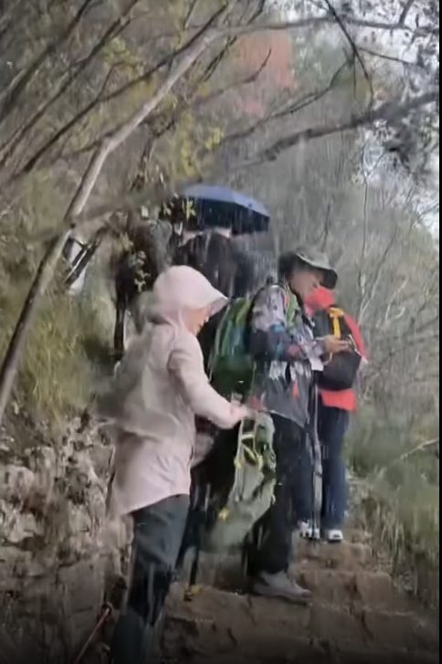 三峡之巅爬山突降冰雹4