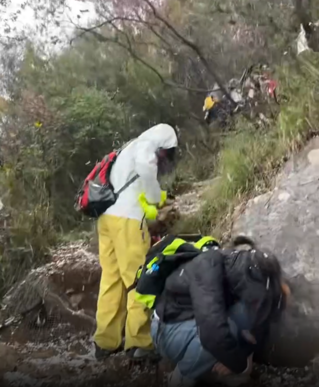 三峡之巅爬山突降冰雹1