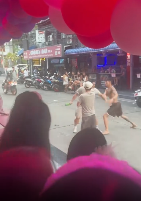 两男子街头打架