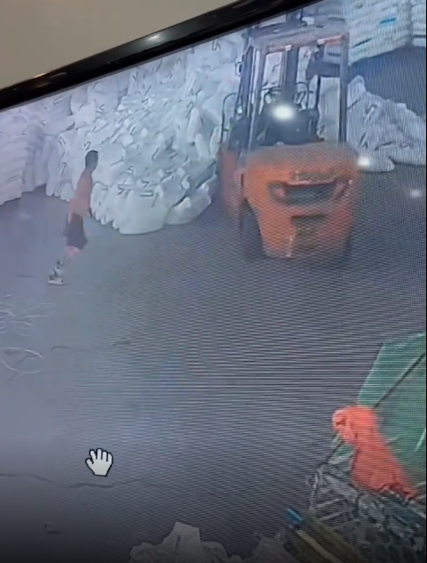 装货事故，还好同事抢救及时