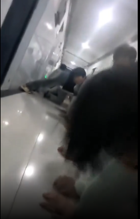 黄冈职业学院，老师让学生跪下受罚