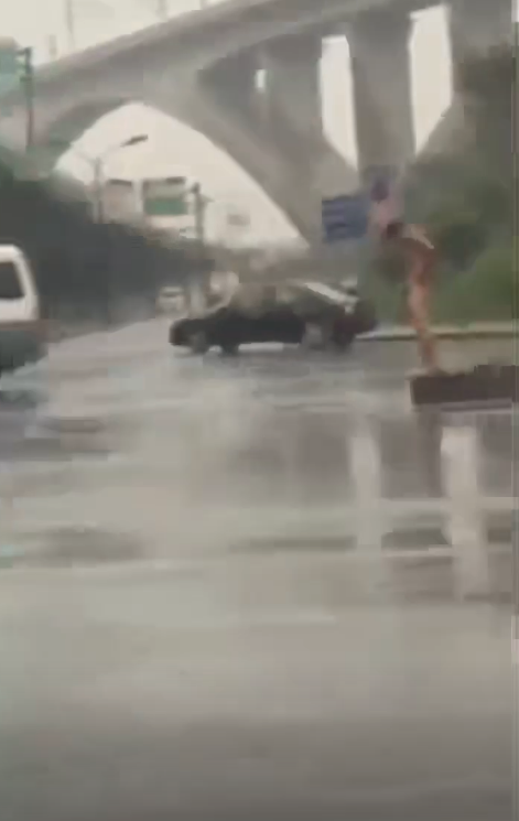 牛逼啊，在马路中间裸体打飞机