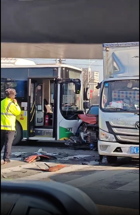 成夹心饼干了，怎么开的车啊