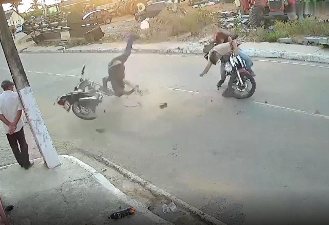 这两个人眼睛都瞎了？