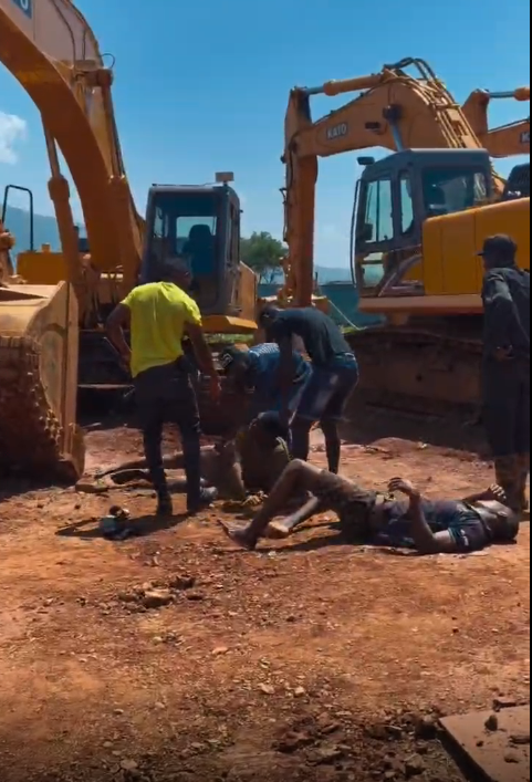 非洲保安监守自盗被抓