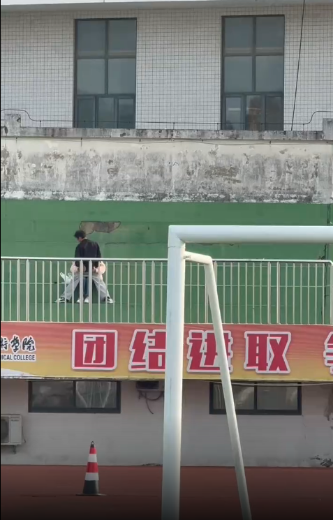 一对男女学生在操场，大白天的就干上了