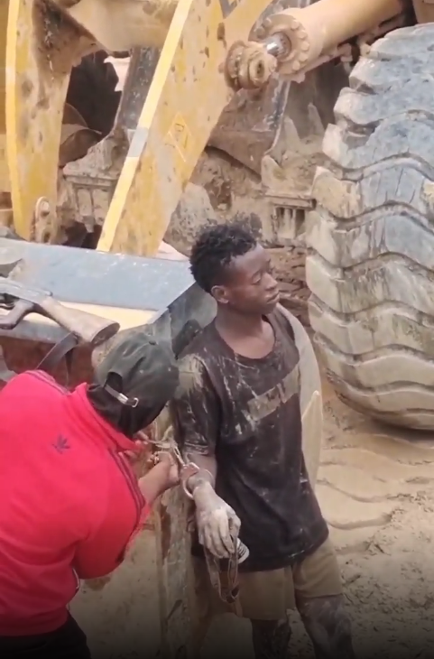 非洲保安监守自盗被抓2