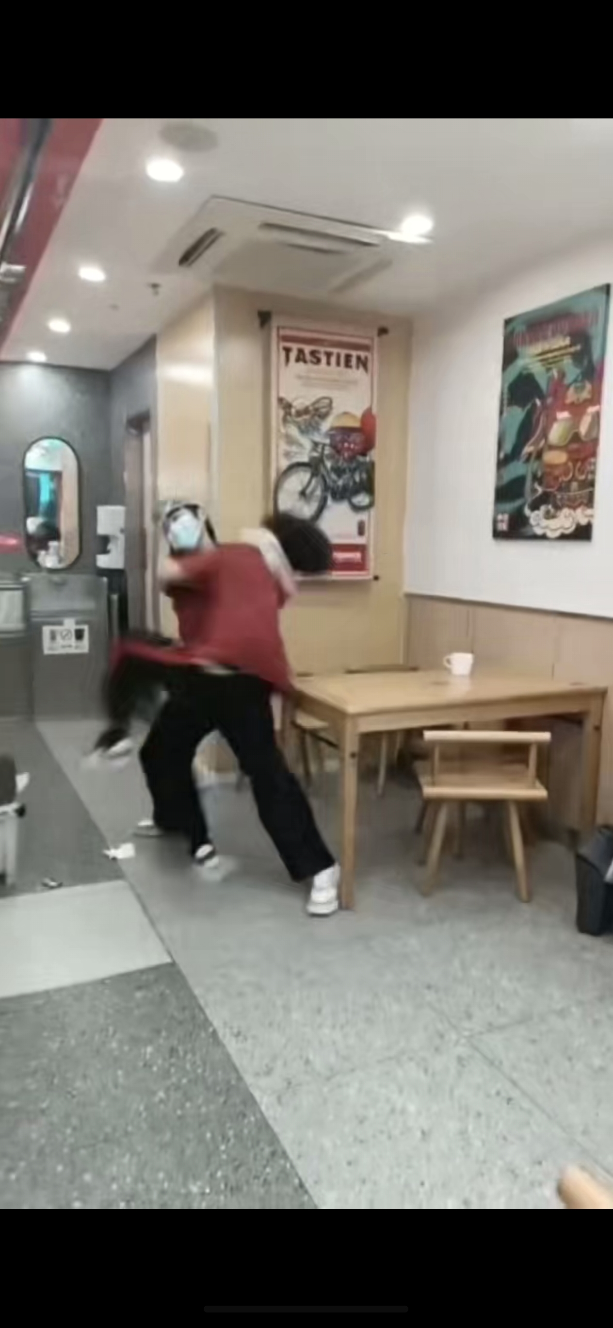 餐饮店服务员互殴