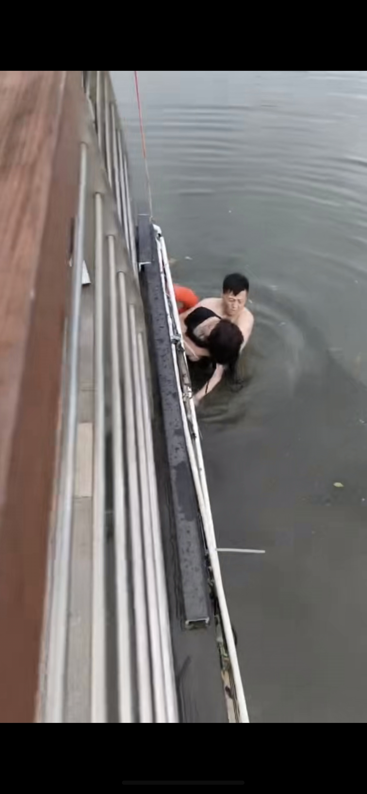 一女子想不开跳河