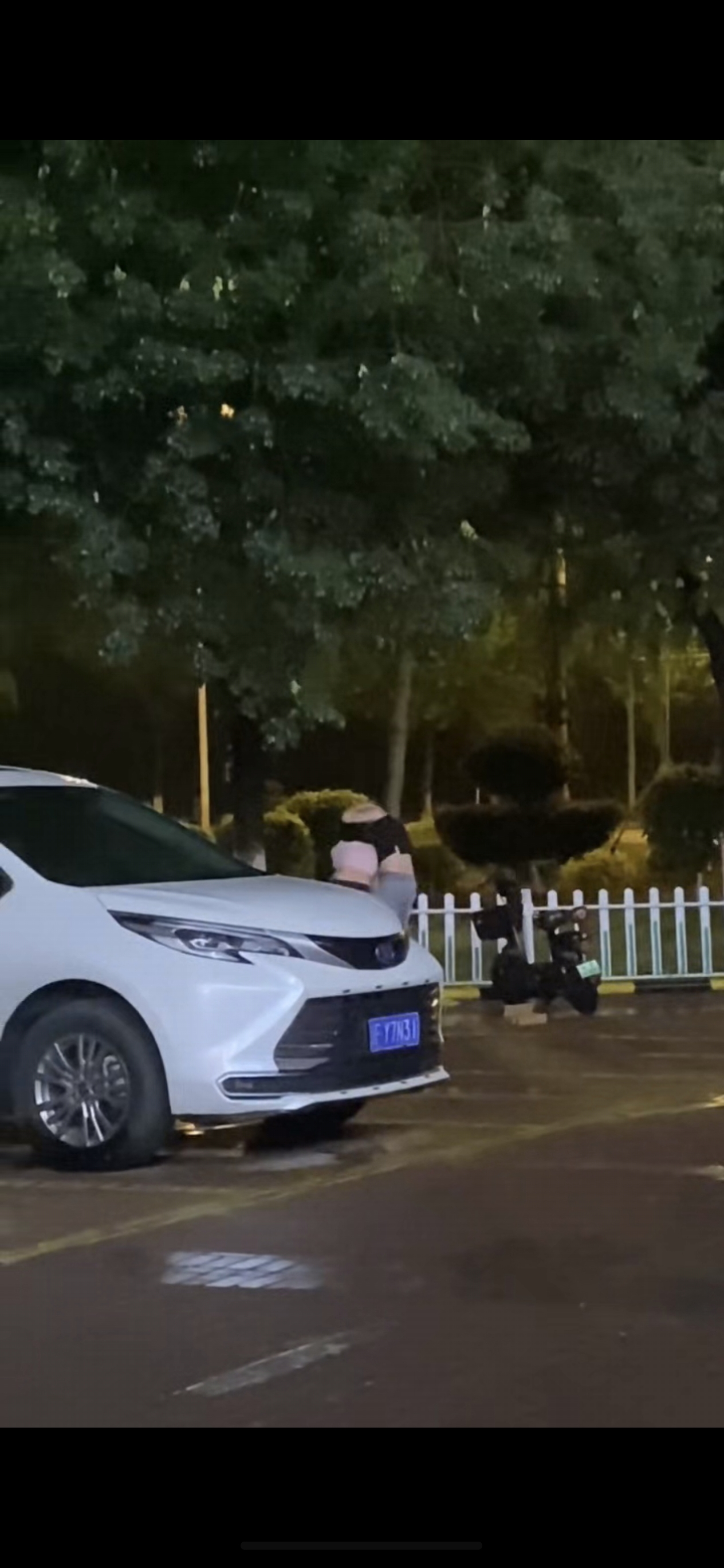 新疆伊利，扒裤子的时候我真的要笑死了[捂脸]，这是得不到就毁掉吗&middot;