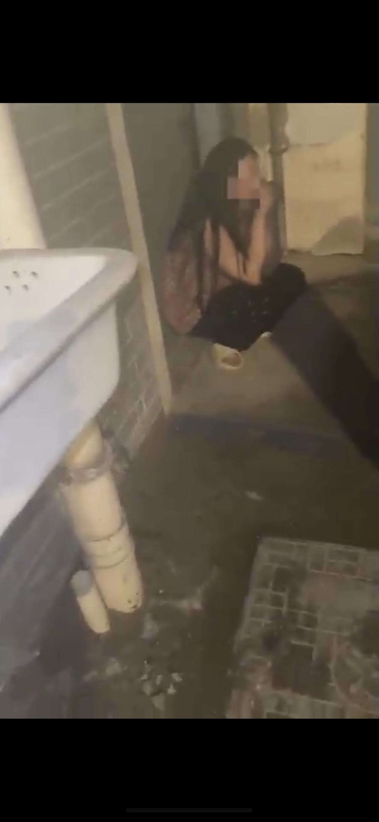 网友爆料，查了老婆手机发现和别的男人聊骚，报警还说打她！ ★&hellip;&hellip;