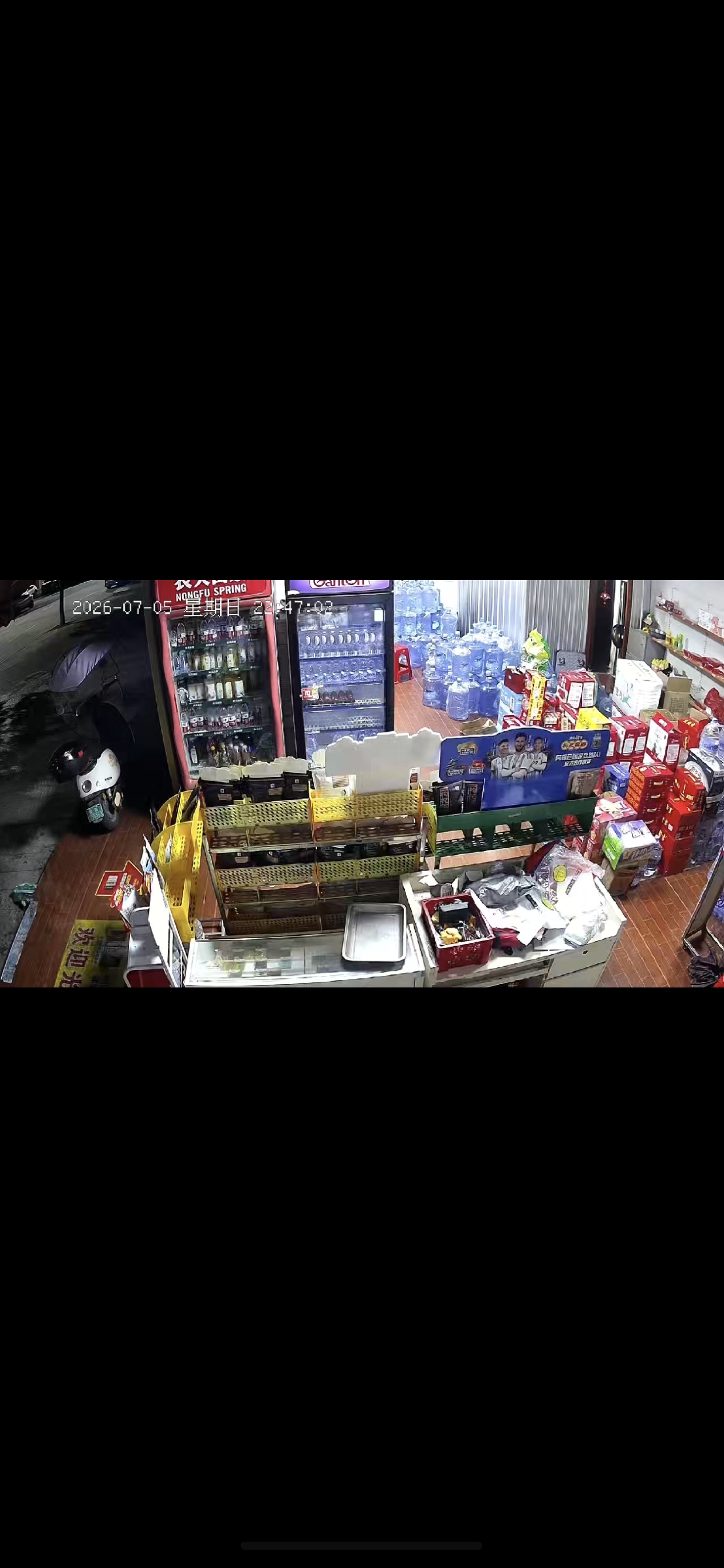突发惊魂一幕，实体店时遭遇入户抢夺，嫌疑人作案后迅速逃离