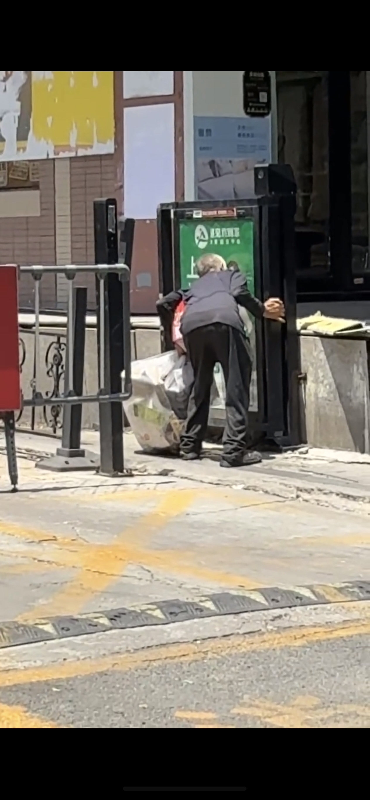 街边拾荒的老人，太压抑了，上门服务被大爷玩的淋漓尽致[捂脸]&middot;