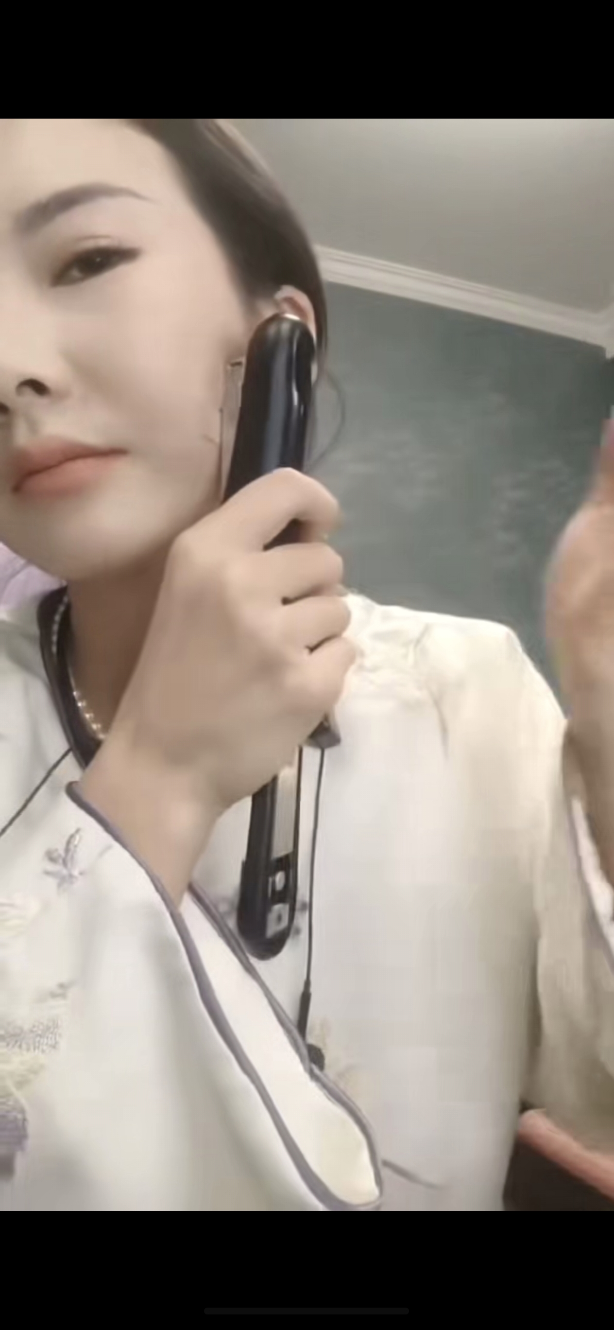 女主播pk惩罚，用订书钉订脸真猎奇
