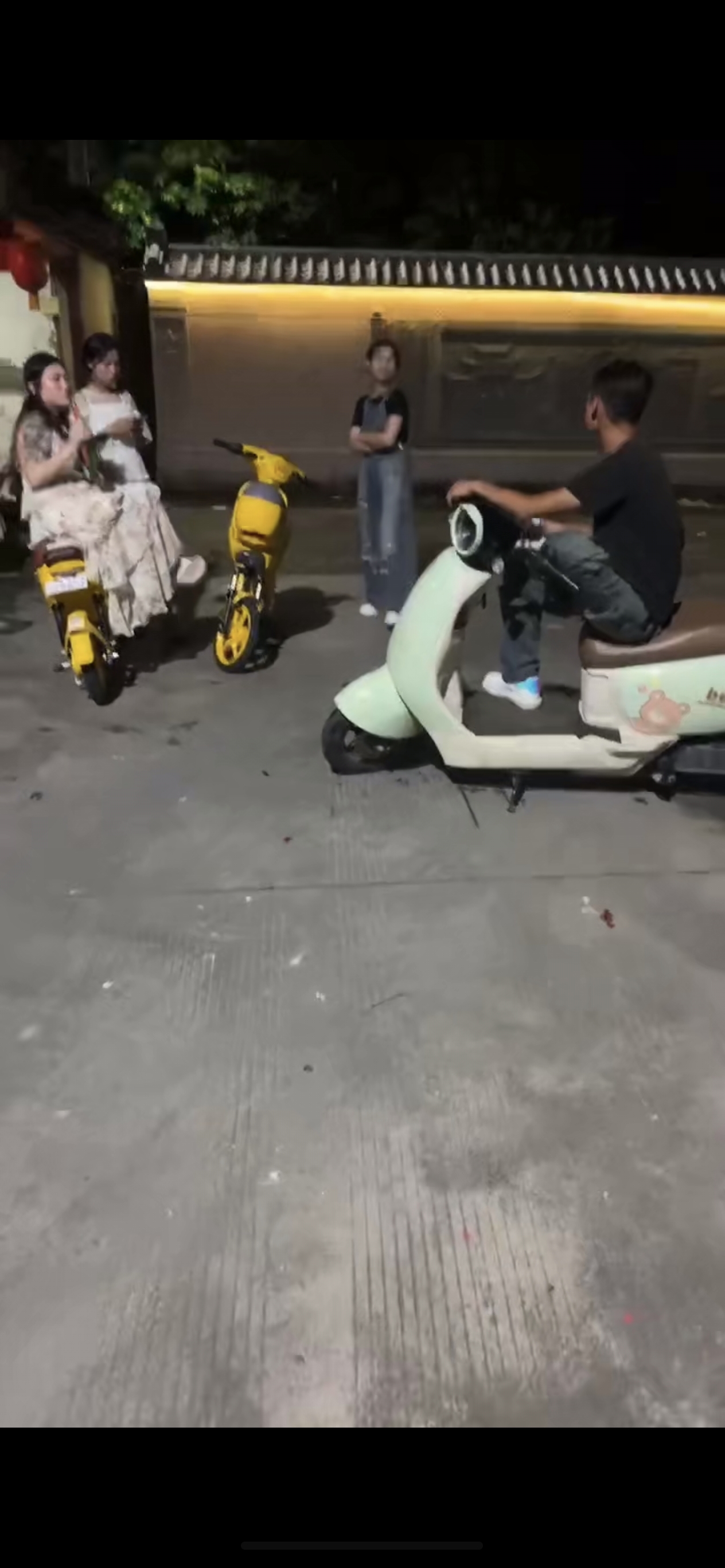 精神小伙与小妹