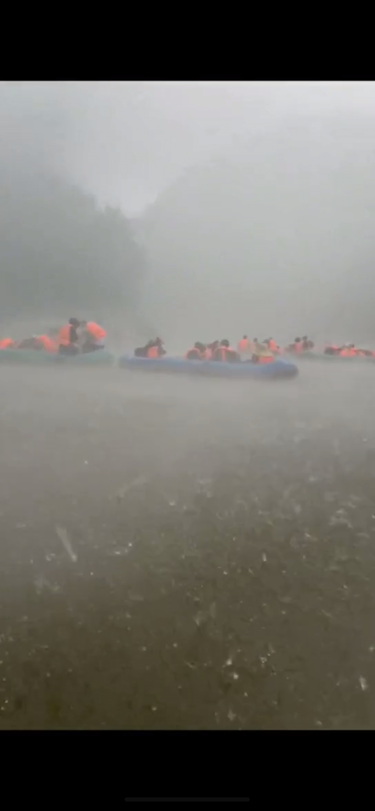 山西吕梁蛟河大峡谷，当漂流遇上冰雹 ，现场惊叫声连连
