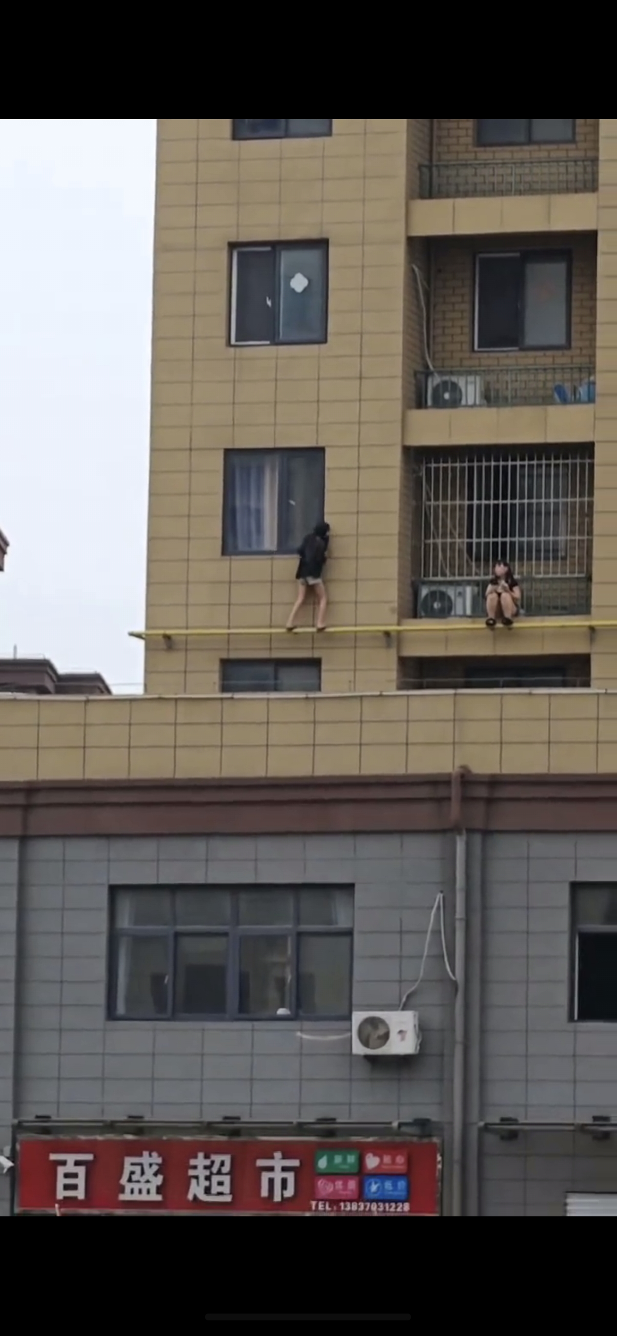 河南，两个小仙女在天然气管道来回走动，👀危险