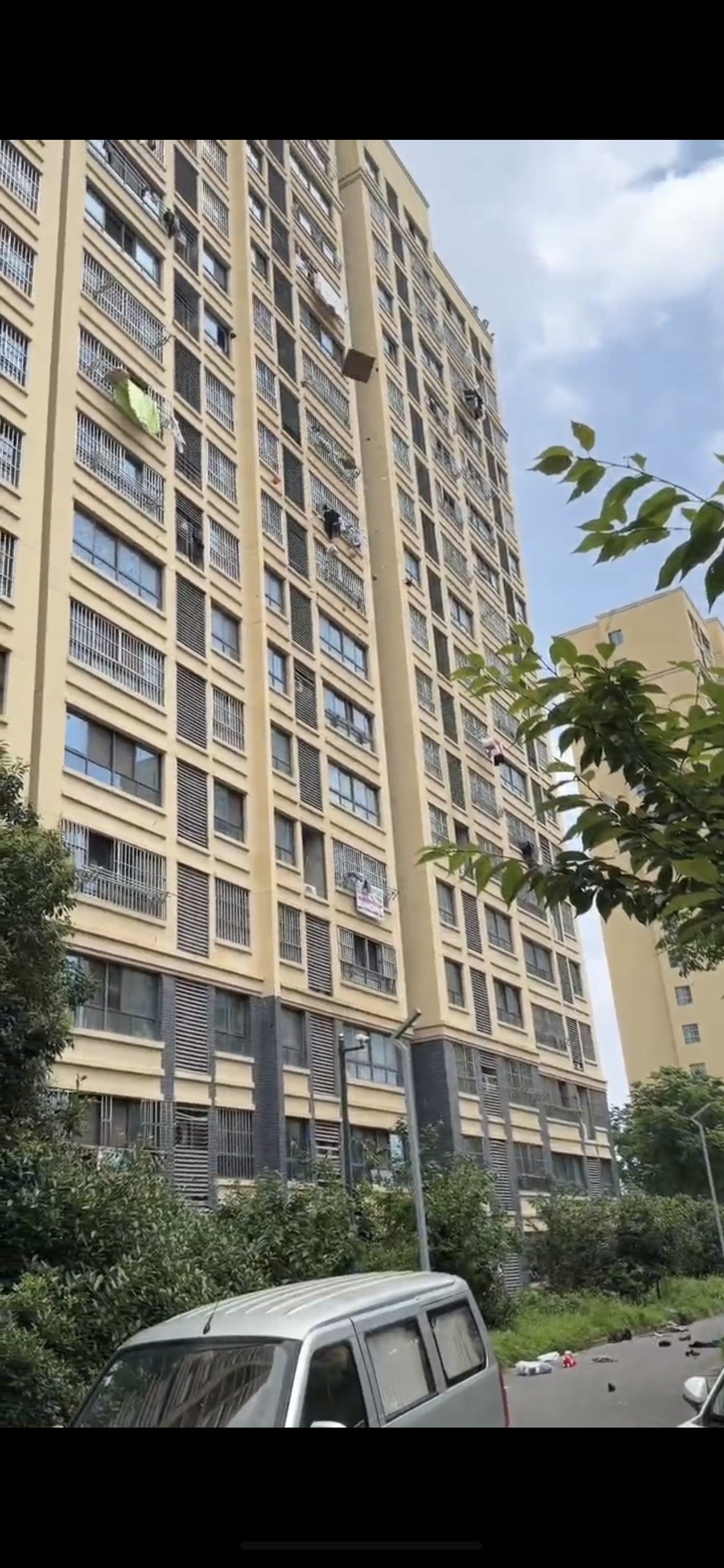 江苏淮安，这不是害人吗，吵架自己在家扔，别扔外面啊，真砸到人就完蛋了&middot;