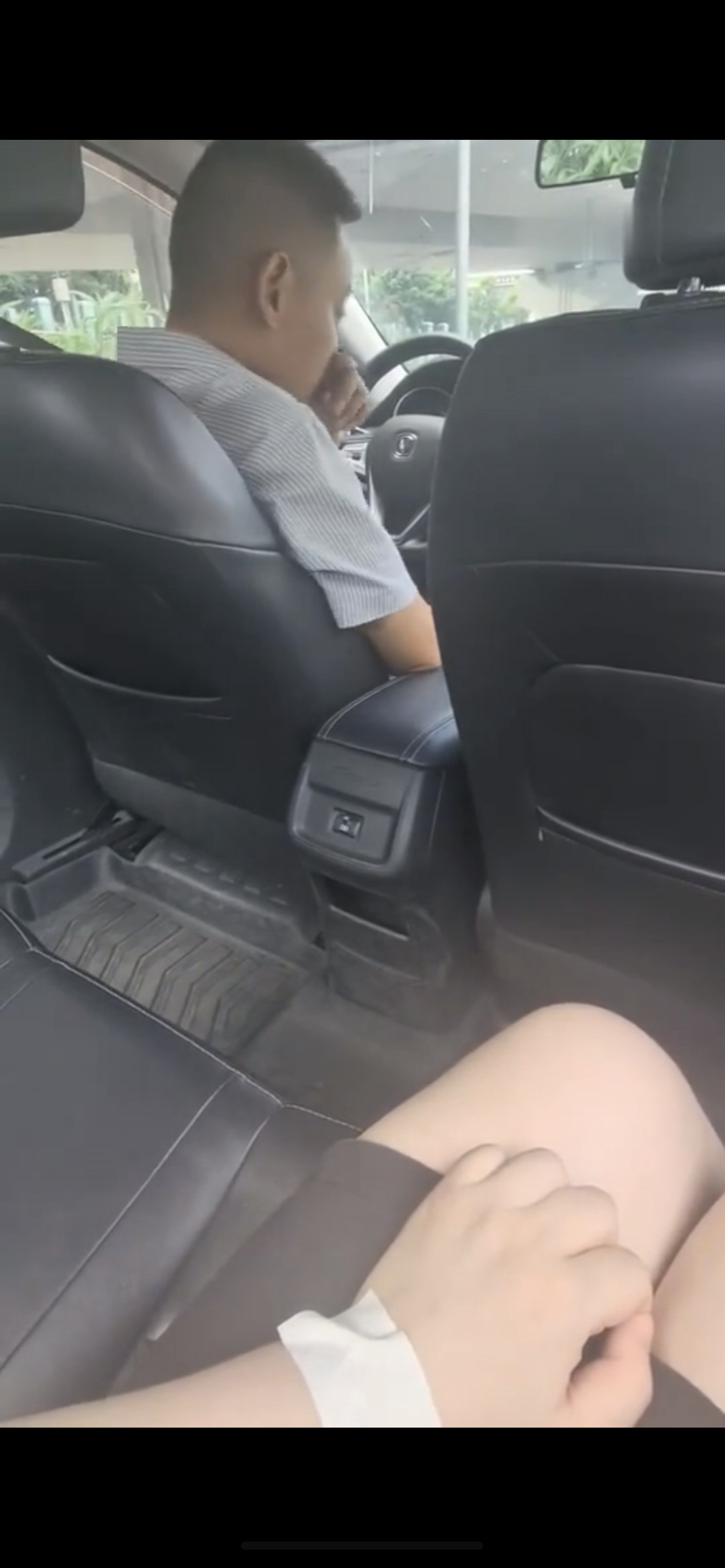 网约司机老是偷看女乘客