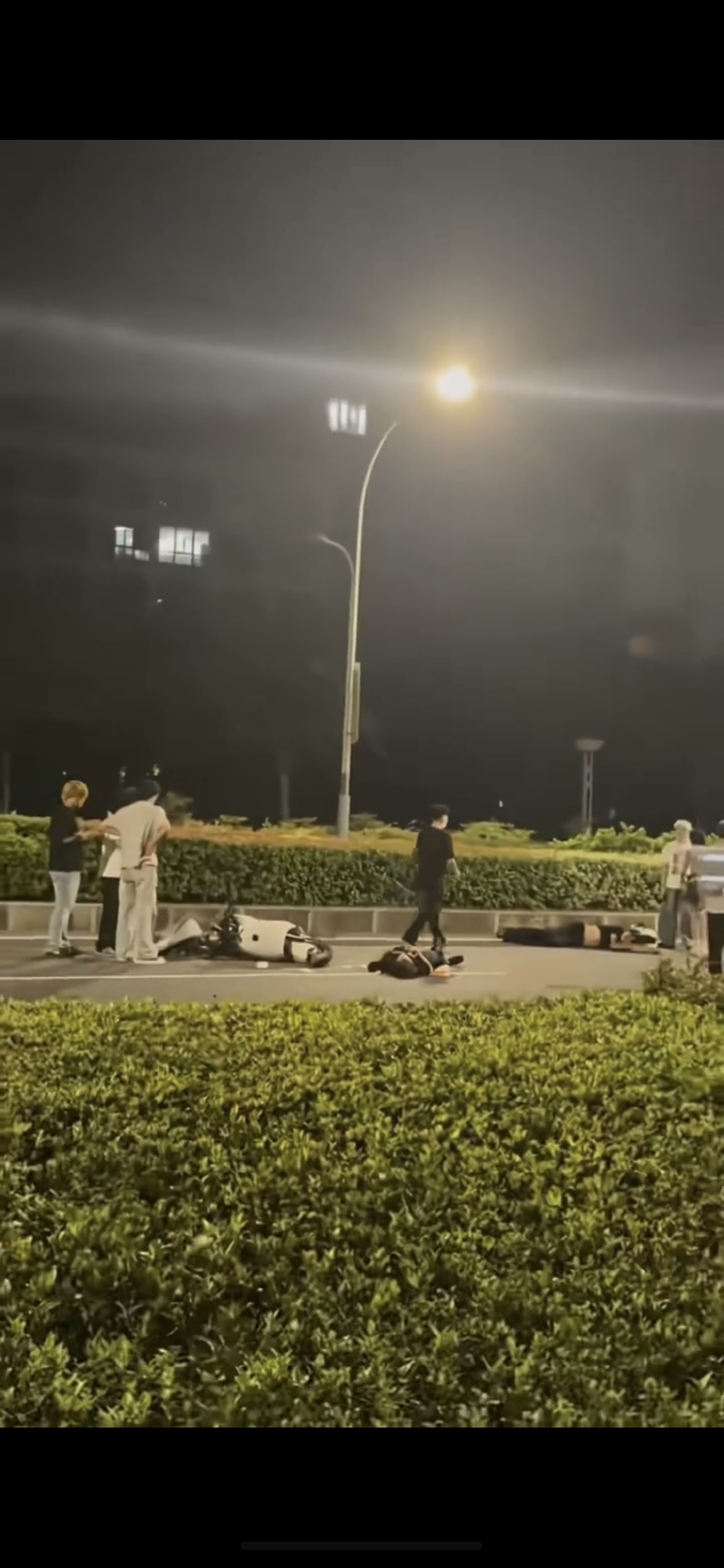 作死[衰]，这么宽的马路，又是鬼火少年，这又不得青一块紫一块啊★&hellip;&hellip;