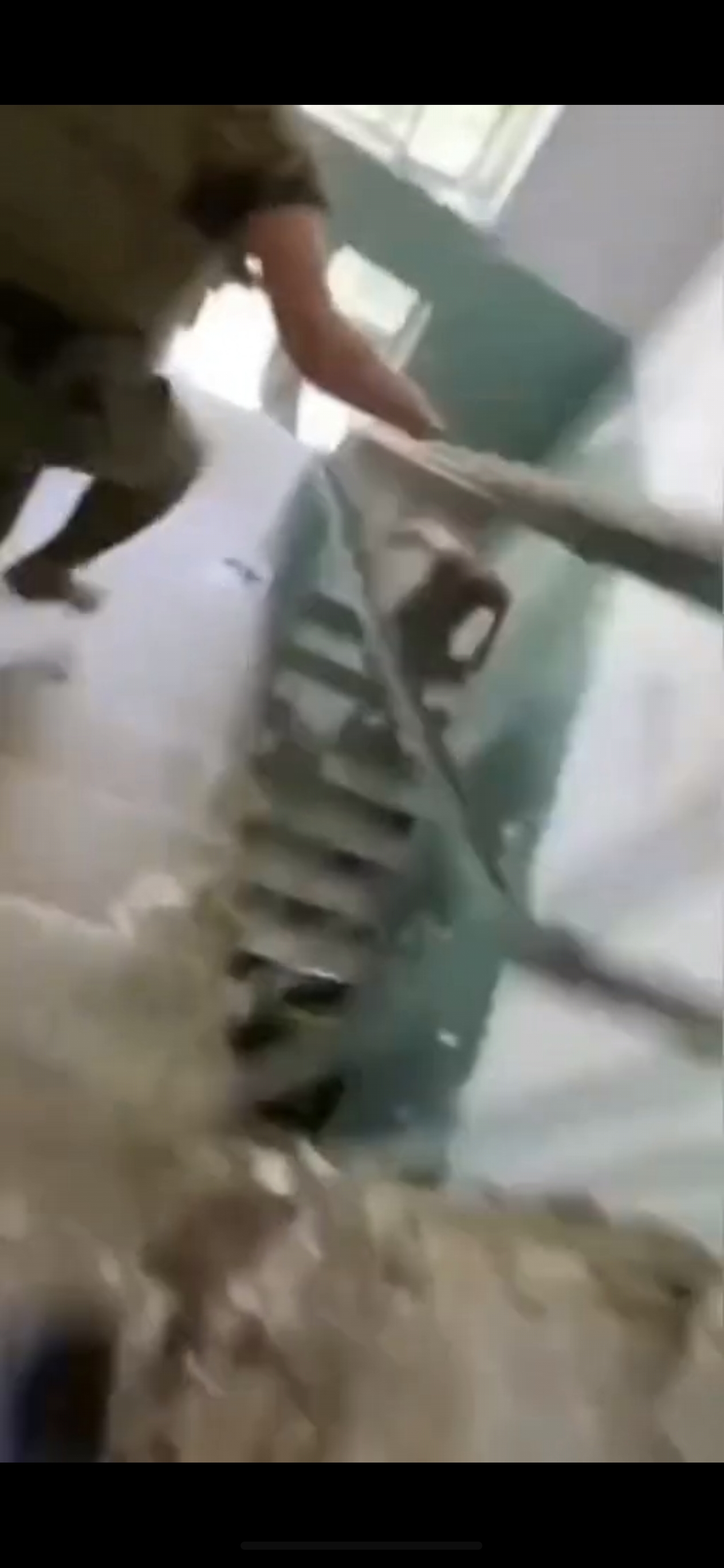 乌克兰士兵躲避俄军炮击