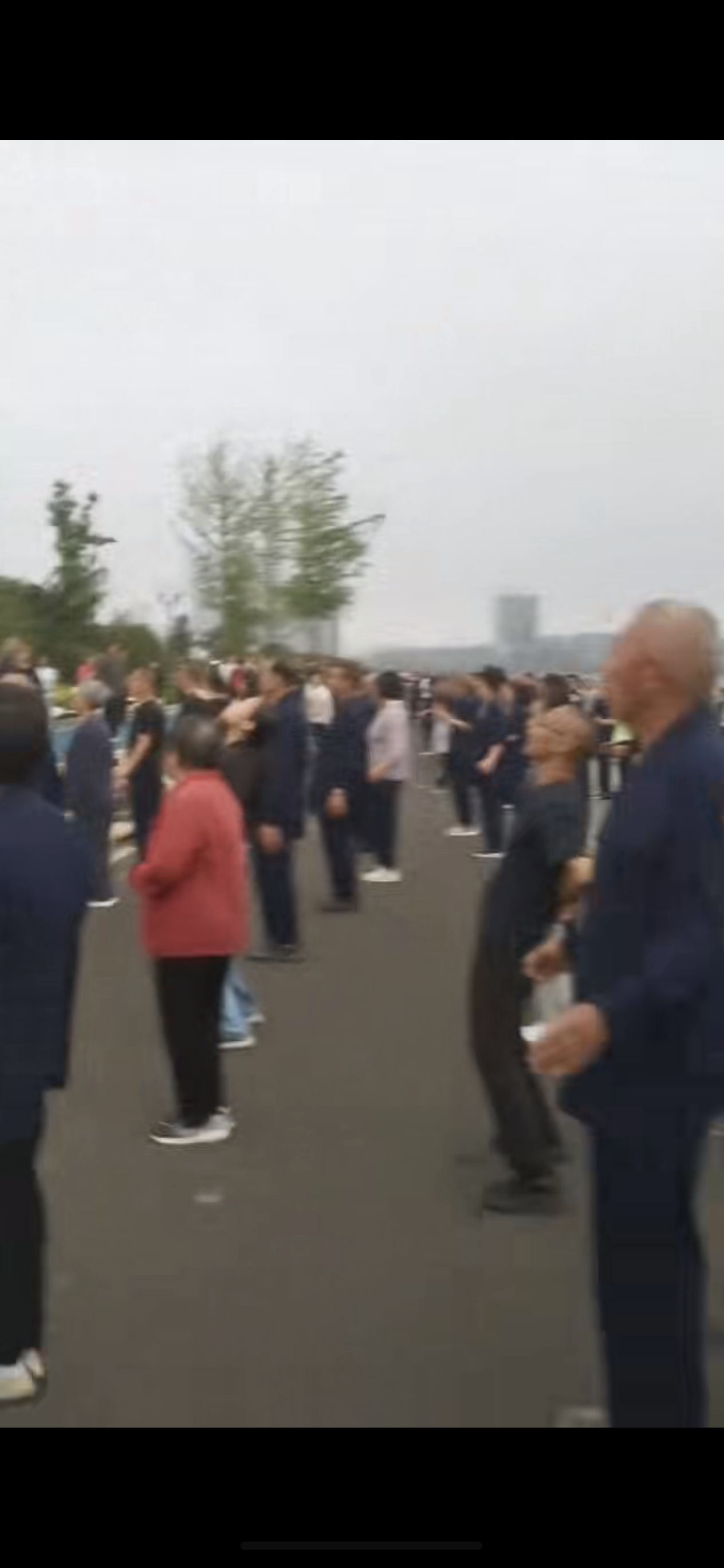 网友跑步时遇到某种大型神秘组织，几百人一动不动，维持着各种怪异的姿势，非常 #诡异