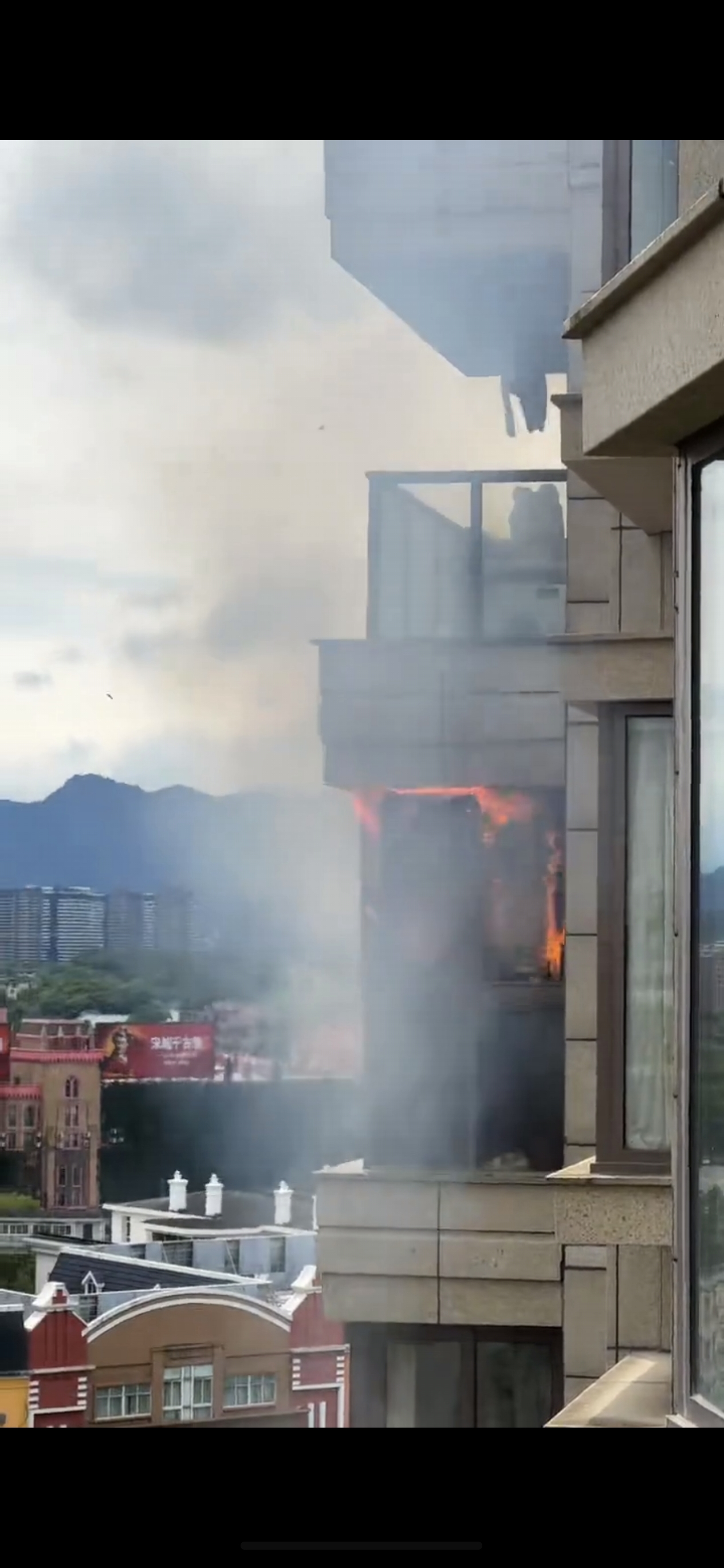 杭州市上城区一小高层住户家起火🔥不管什么原因发生的夏季炎热，大家一定注意安全，愿平安★&hellip;&hellip;