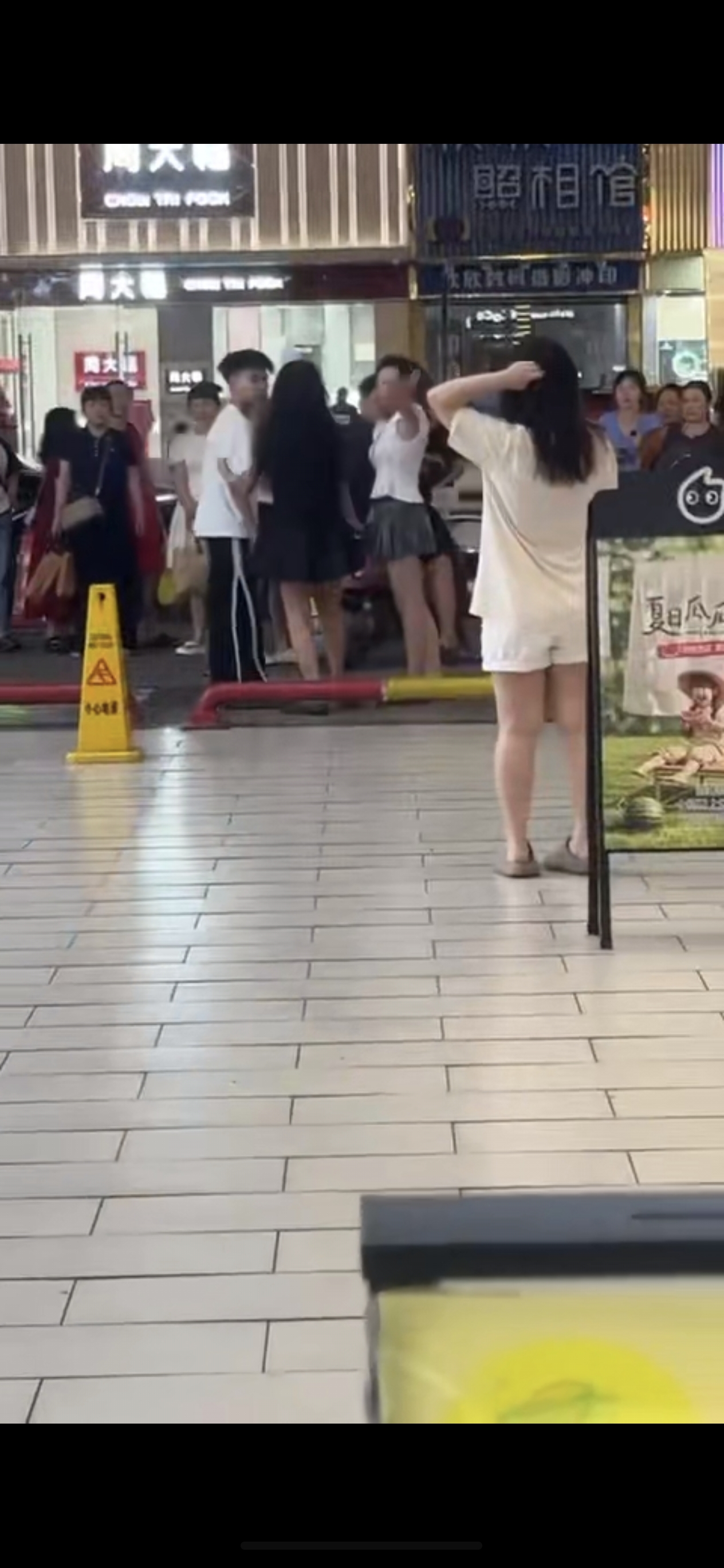 精神小妹争男朋友🍉两人干起来了