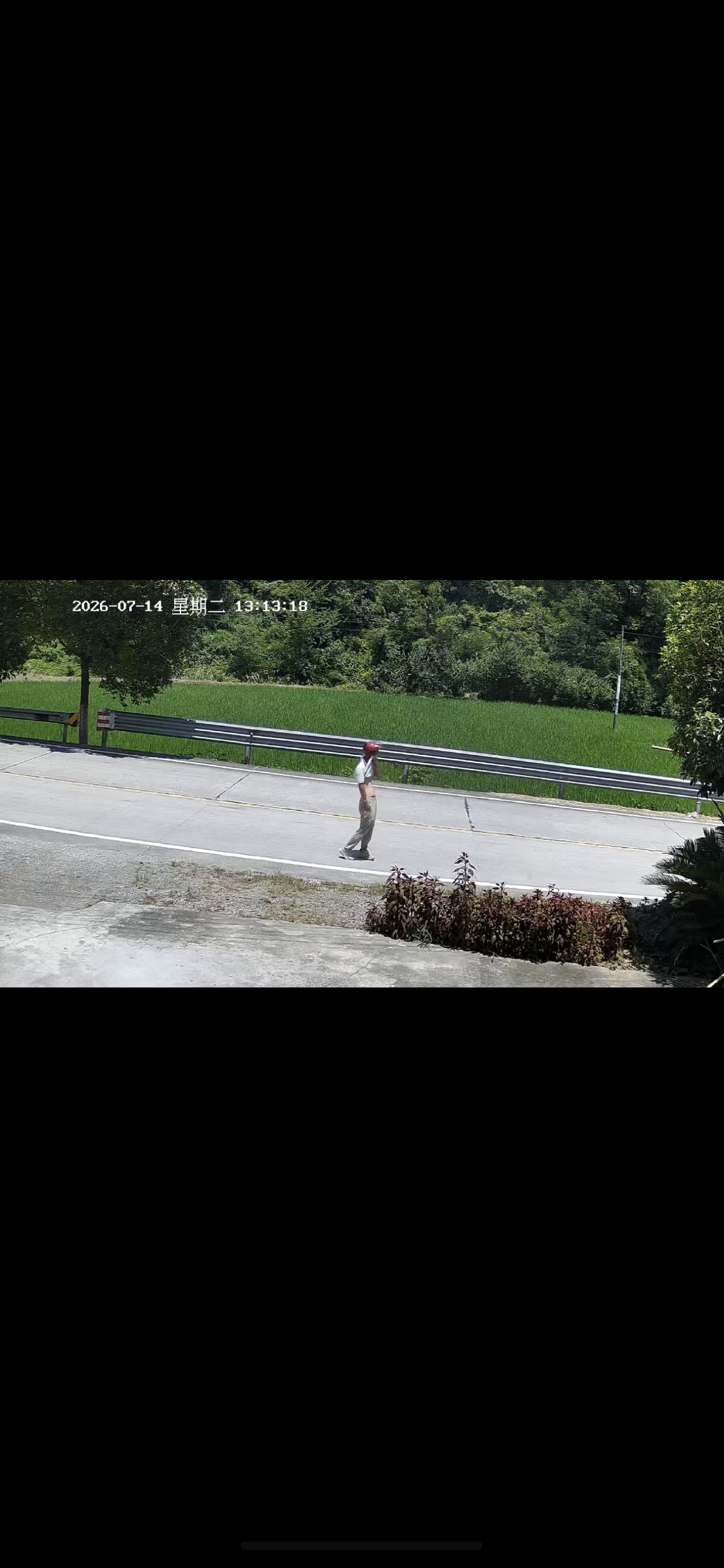 监控之下，你生活已经这么难吗？骑着摩托车偷裤子