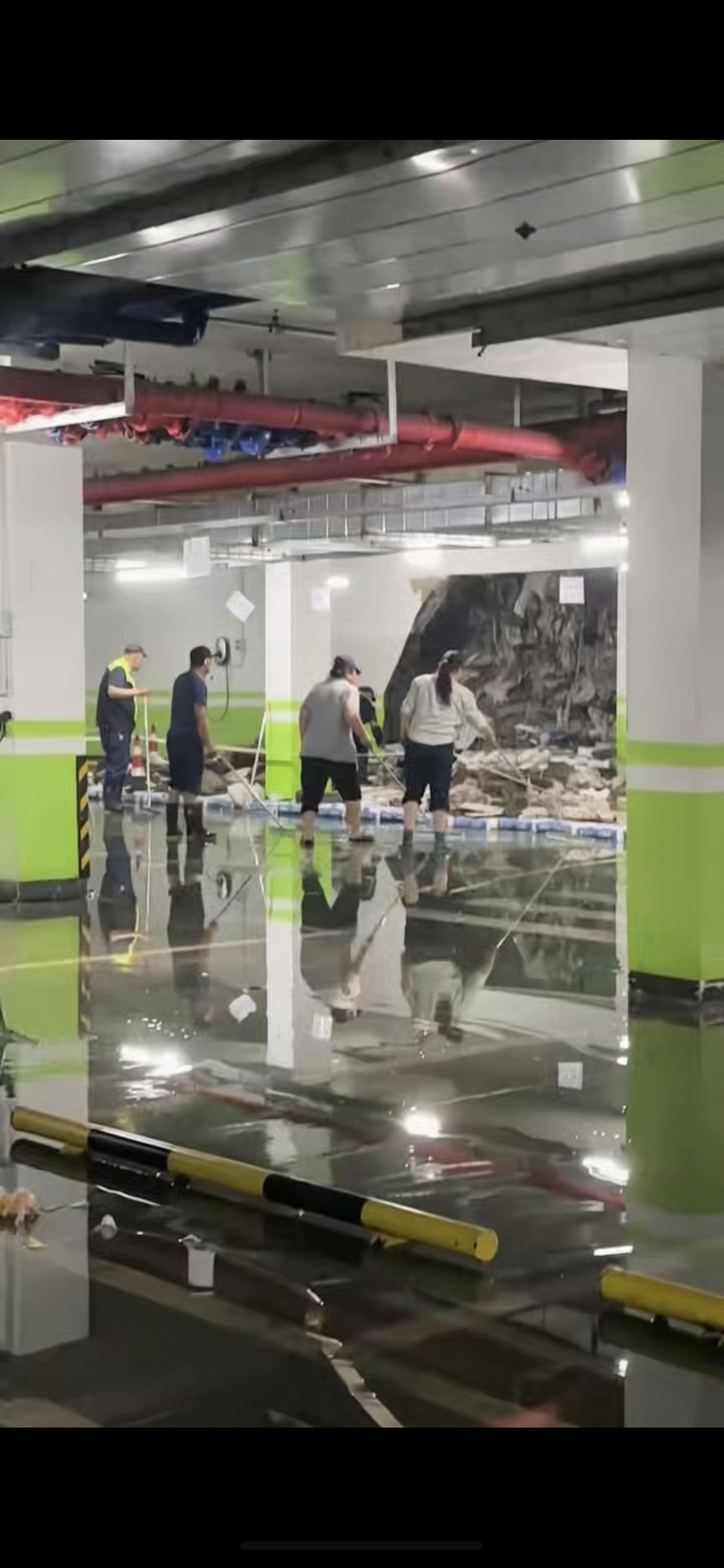 沈阳荣盛和悦名邸地下车库墙体暴雨中坍塌，露出大量生活垃圾，墙里填充建筑垃圾引发业主担扰质疑