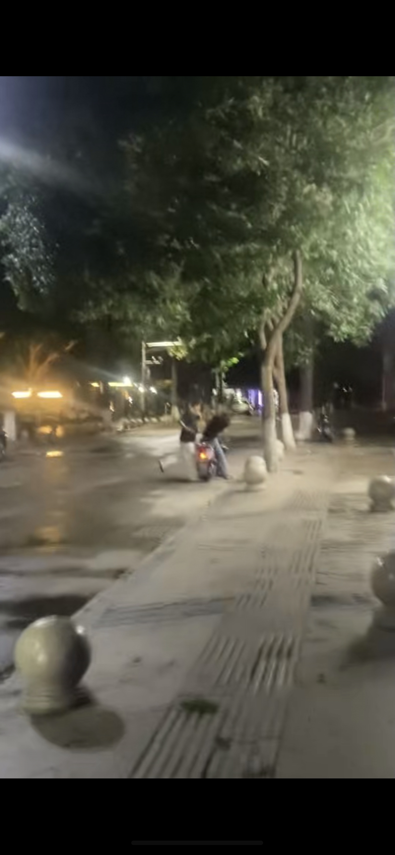 福建泉州，暴力街区，打一拳就抱一下，一边哄一边打啊[捂脸]&middot;