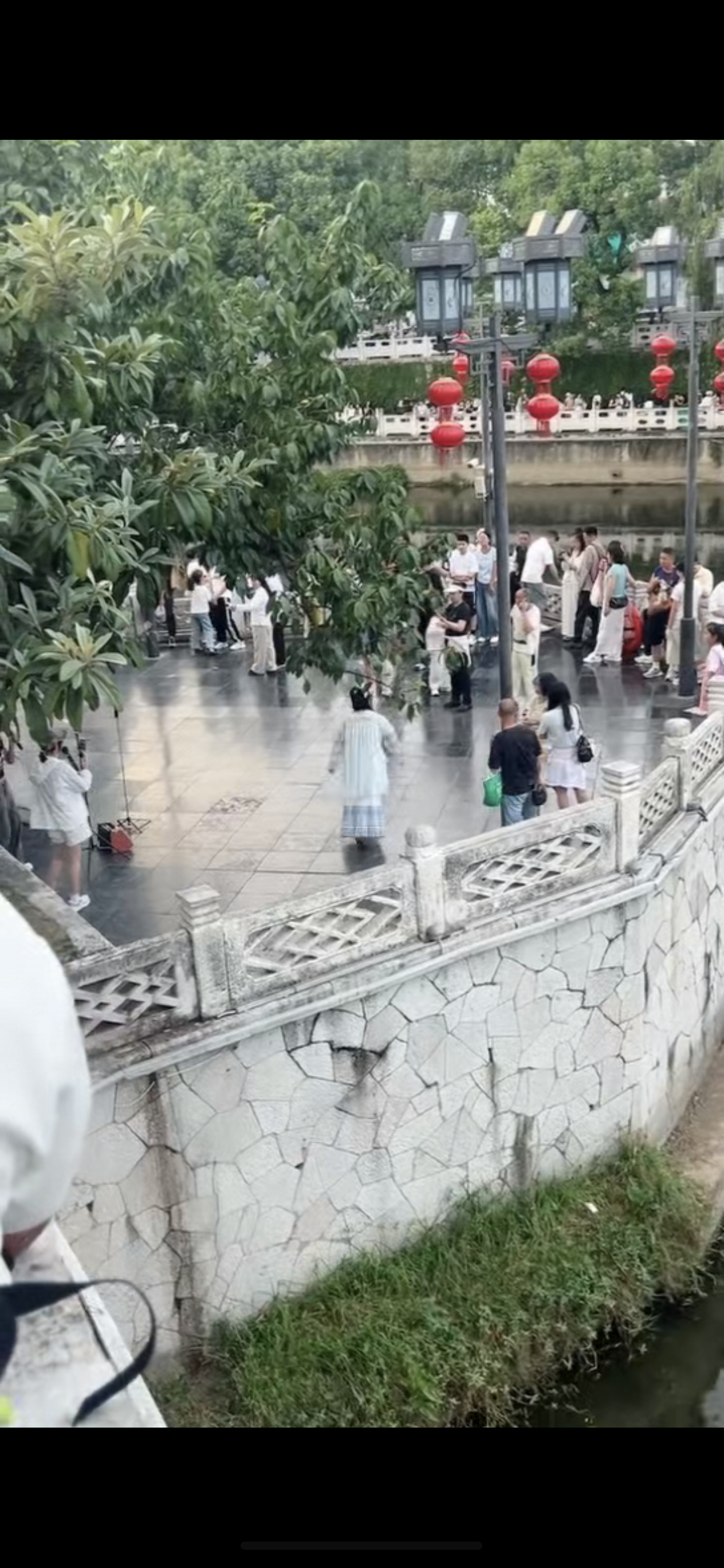 7月30，贵阳甲秀楼 ，这看起来是老人看不惯女孩们占地直播拍摄？
