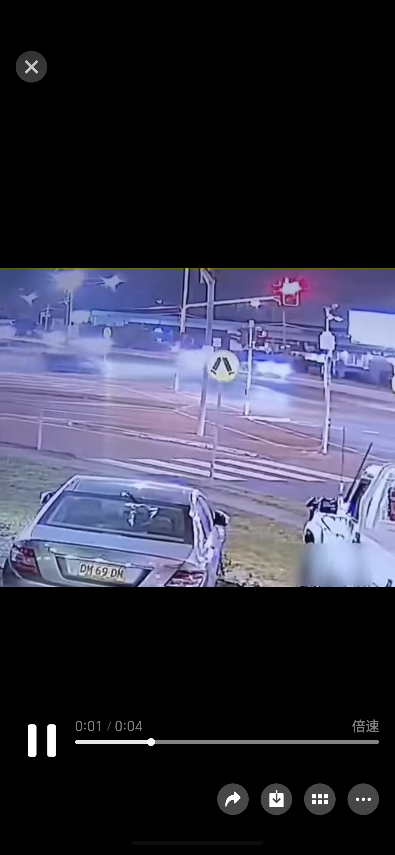 小车飞进了公交车😰🥵澳洲布里斯班华人区，29日夜晚的事故，万幸公交车上无乘客...。